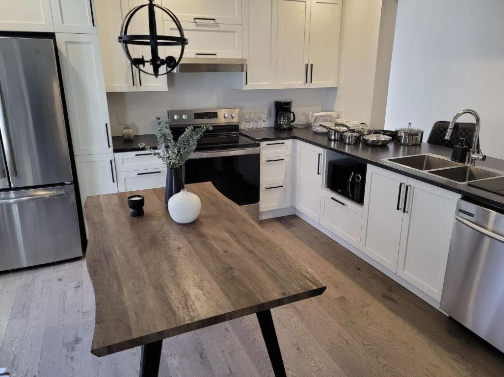 Free Parking, Beautiful 4 1/2- 2 Bedroom Apartment مونتريال المظهر الخارجي الصورة